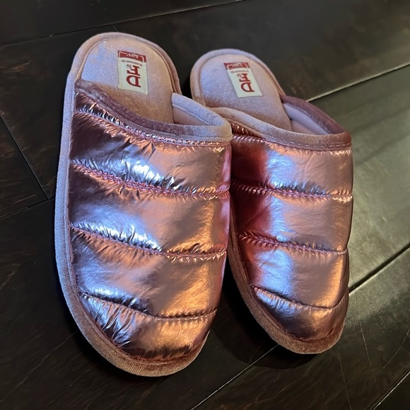 Dearfoam pink metallic slippers 7-8 EUC - Picture 1 of 8